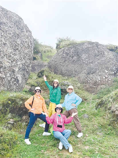 銀發(fā)族熱衷旅游。