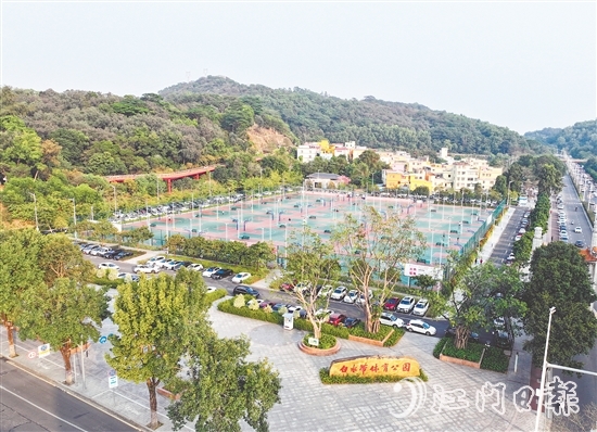 白水帶體育公園為群眾提供了專業(yè)的健身場所。