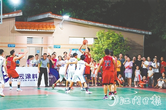 外海街道運動場上，“村BA”賽事精彩紛呈。何榕