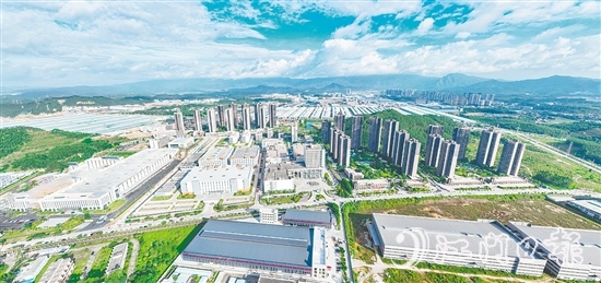 今年以來(lái)，鶴山工業(yè)城（共和鎮(zhèn)）已累計(jì)引進(jìn)億元以上項(xiàng)目18個(gè)，其中超10億元項(xiàng)目7個(gè)、超15億元以上項(xiàng)目4個(gè)，總投資額突破120億元。