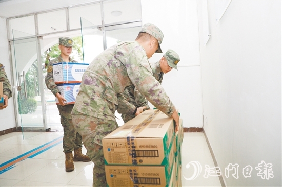 武警江門支隊(duì)官兵搬運(yùn)防疫捐贈(zèng)物資。
