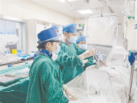 手術中，醫(yī)生操作二尖瓣夾子“捕獲”瓣葉。