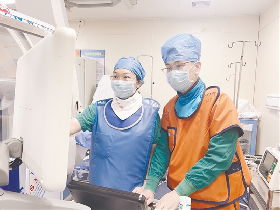 超聲科團隊術中進行食道超聲引導。