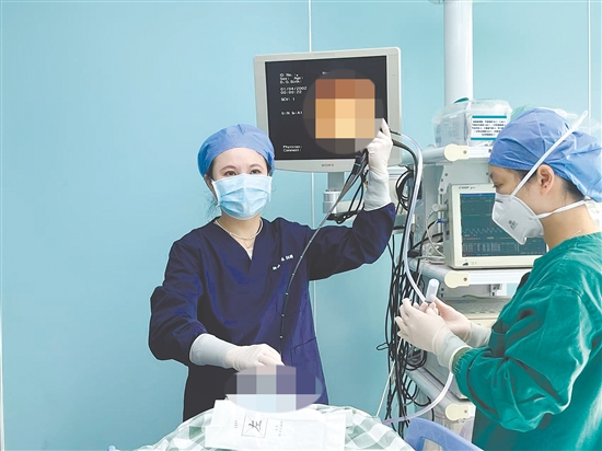 出現(xiàn)持續(xù)咳嗽，應(yīng)到醫(yī)院?jiǎn)栐\，必要時(shí)進(jìn)行專業(yè)檢查。