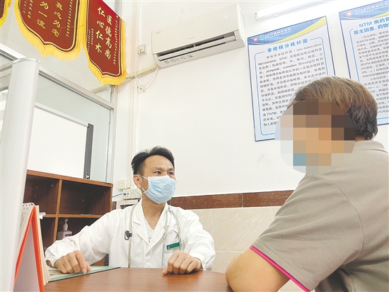 醫(yī)生向患者了解情況。