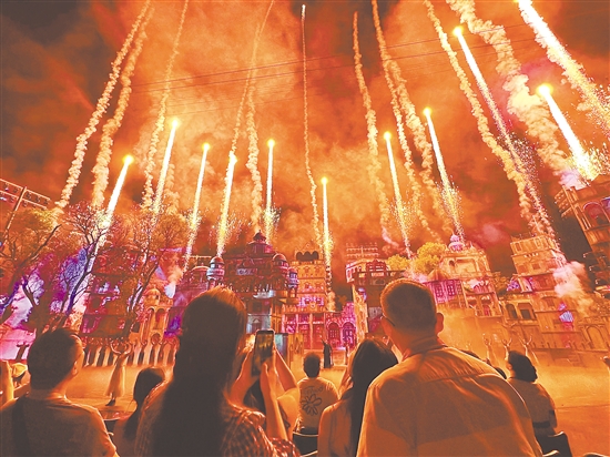 赤坎華僑古鎮(zhèn)的《火秀》節(jié)目吸引眾多游客。