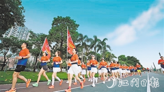 區(qū)跑步運動協(xié)會跑友每天晨跑，在晨光中感受城市的魅力。