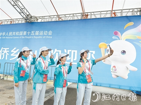 “小海豚”在臺山賽區(qū)自拍合影。