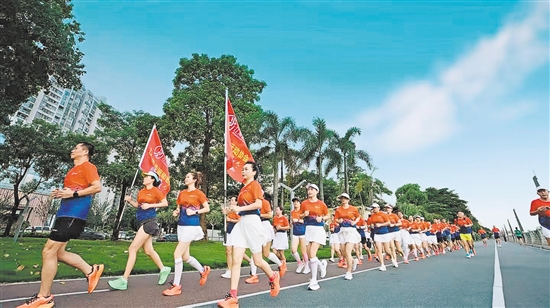 區(qū)跑步運動協(xié)會跑友每天晨跑，在晨光中感受城市的魅力。