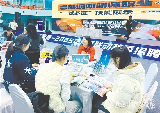 鶴山市人力資源和社會(huì)保障局組織鶴山重點(diǎn)企事業(yè)單位外出招聘，吸引更多人才扎根鶴山。