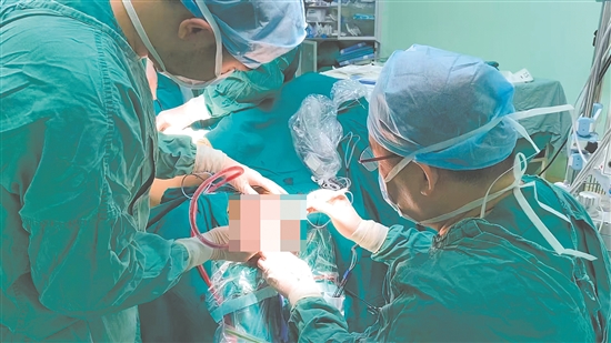 醫(yī)護(hù)人員為患者施行頭部惡性腫瘤切除及部分顱骨切除手術(shù)。