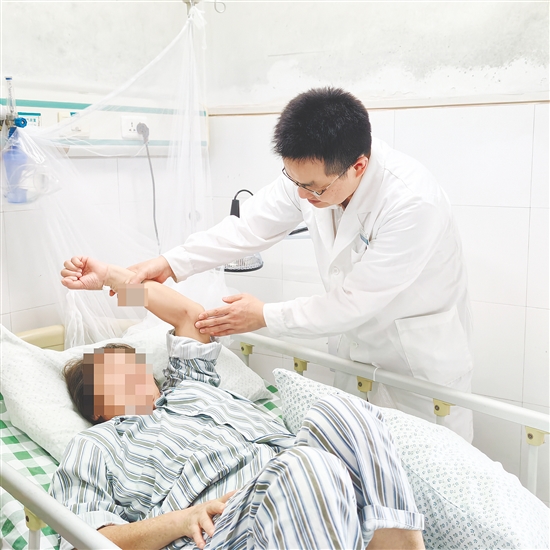 醫(yī)生向患者了解情況。