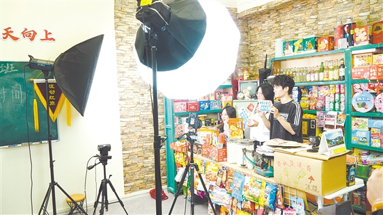 青年學(xué)子正在直播，向網(wǎng)友推薦江海優(yōu)品。