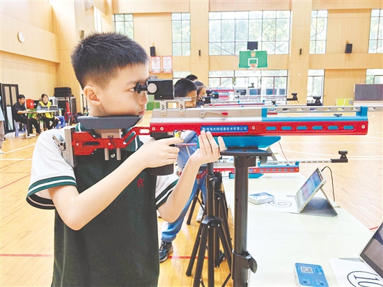 平山小學(xué)學(xué)生彭誠超奪得U10男子步槍冠軍。