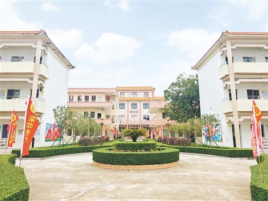 走進梁華濟學(xué)校，一流的校舍建筑、完善的設(shè)施設(shè)備，處處彰顯著這所學(xué)校的與眾不同。