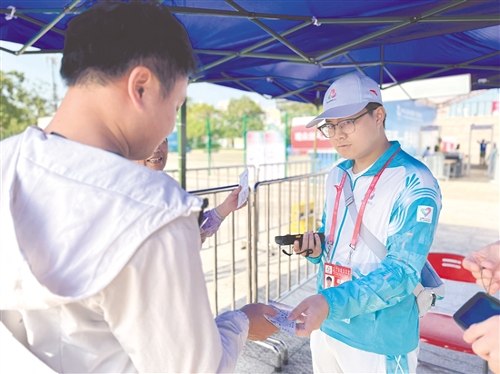 “小海豚”志愿者團(tuán)隊經(jīng)過嚴(yán)格篩選和系統(tǒng)培訓(xùn)后正式上崗，服務(wù)崗位涵蓋跟車隨車、頒獎禮儀、場地服務(wù)、反興奮劑檢查、安保安檢、功能區(qū)引導(dǎo)、通用接待以及酒店服務(wù)八大核心領(lǐng)域。