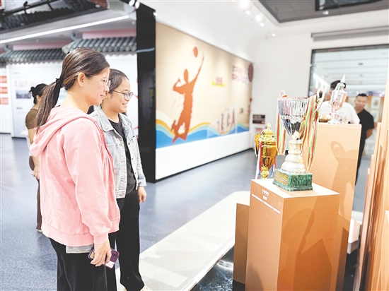 展覽吸引不少游客參觀，深入了解臺(tái)山排球文化。