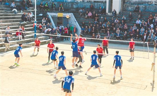 大會(huì)期間，激烈的排球比賽等系列活動(dòng)輪番上演。