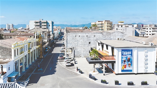 這座由舊糧倉改造而成的綜合性文化空間成為沖蔞鎮(zhèn)的新地標(biāo)。