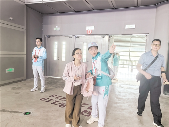 志愿者在場館內(nèi)為觀眾提供指引。