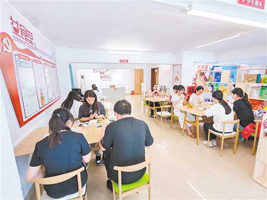 象山社區(qū)“益食堂”為社區(qū)居民提供“全齡友好、普惠優(yōu)享”的便民助餐服務(wù)。