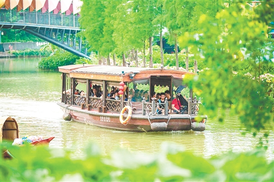 游客乘坐游船穿梭于水鄉(xiāng)之間，盡享“泛舟碧波上，人在畫中游”的詩情畫意。