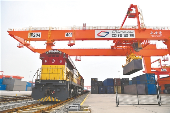 圖為11月14日，在西安國際港站，龍門吊在吊裝集裝箱。新華社發(fā)