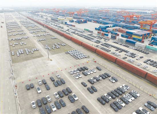 圖為西安國際港站存放汽車的物流基地（11月14日攝，無人機(jī)照片）。