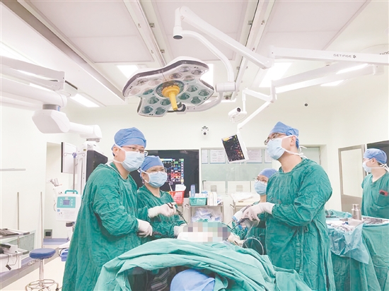 醫(yī)療團(tuán)隊(duì)為患者施行手術(shù)。