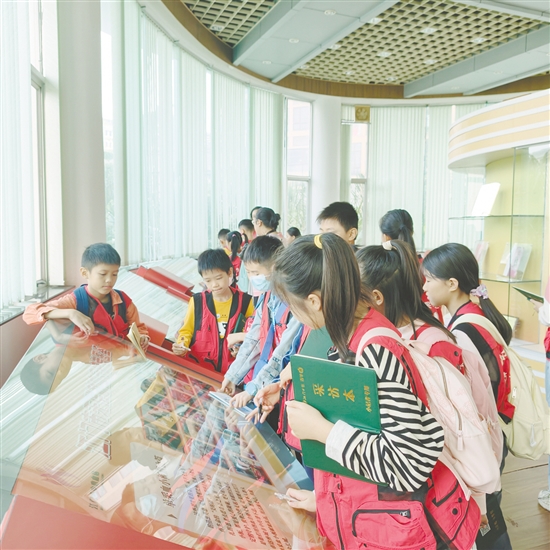 小記者參觀江門(mén)市無(wú)償獻(xiàn)血教育基地。