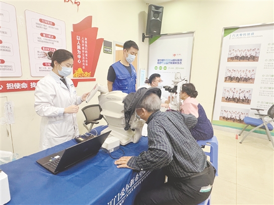 醫(yī)生為市民免費(fèi)進(jìn)行視力檢查。