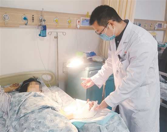 醫(yī)生查看患者情況。