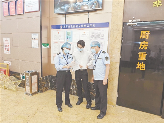 恩平市組織執(zhí)法人員深入接待酒店進(jìn)行現(xiàn)場督促與指導(dǎo)。