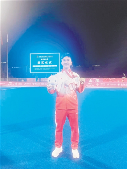 李榮亮助力廣東隊(duì)獲得男子曲棍球銀牌。
