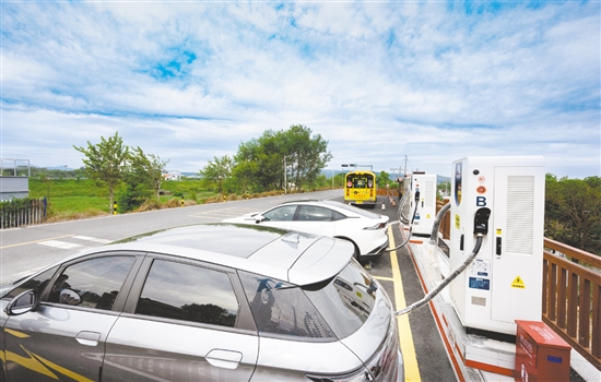 雙橋村新建停車場(chǎng)，并在停車場(chǎng)上安裝充電樁，方便群眾和游客進(jìn)行車輛電力補(bǔ)給。