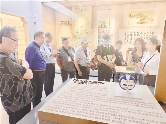 訪問團成員以腳步丈量僑鄉(xiāng)大地，在古村風貌、文化遺存與鄉(xiāng)村新景中，感受祖國、故鄉(xiāng)的發(fā)展脈搏。