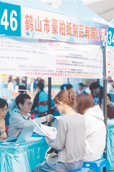 桃源鎮(zhèn)就業(yè)驛站組織轄區(qū)12家企業(yè)赴廣州參加招聘會(huì)。