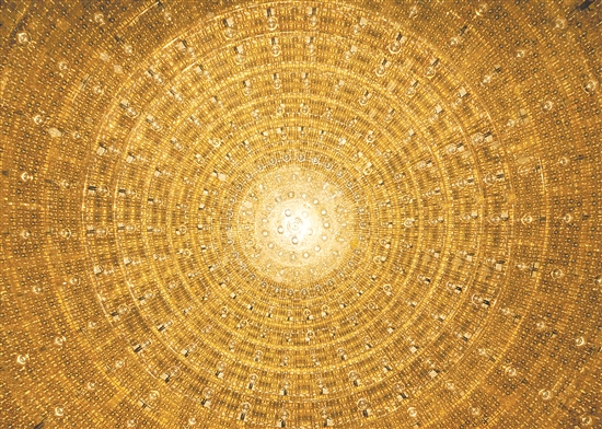 運(yùn)行僅2個(gè)多月，江門中微子實(shí)驗(yàn)發(fā)布首個(gè)物理成果，兩大關(guān)鍵參數(shù)刷新世界測量精度紀(jì)錄。圖為中心探測器球內(nèi)“星空”。劉悅湘