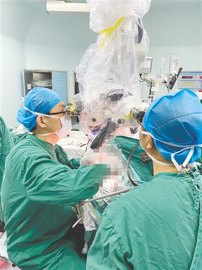 醫(yī)生對患者進(jìn)行手術(shù)。