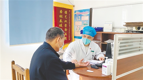 醫(yī)生詢問患者情況。