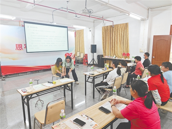 培訓(xùn)班以“理論+實(shí)操”模式開(kāi)展，課程設(shè)置緊貼養(yǎng)老服務(wù)實(shí)際需求。