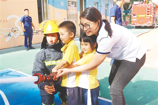 恩平市第一幼兒園開展消防演練。