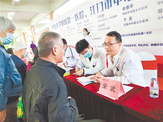 專(zhuān)家們細(xì)致詢(xún)問(wèn)病史、查看檢查報(bào)告，為市民制訂個(gè)性化診療方案。