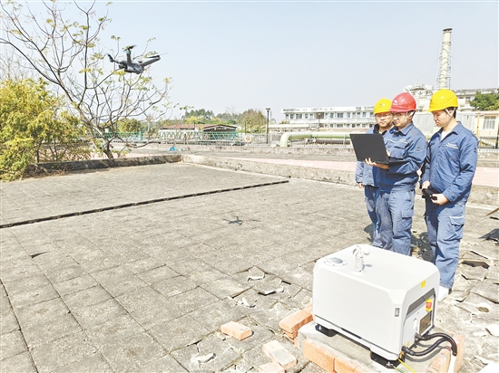 開平供電局引入固定機(jī)巢智能巡檢系統(tǒng)，實(shí)現(xiàn)赤坎、塘口鎮(zhèn)架空線路無(wú)人機(jī)巡視100%覆蓋。劉俊豪