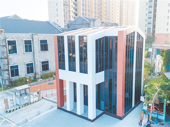 “零碳”智能10千伏公福線小館配電房集光伏發(fā)電、儲(chǔ)能、電能分配于一體。陳小騫