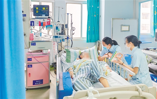 護(hù)理團(tuán)隊(duì)創(chuàng)新“疼痛評(píng)估—體位管理—心理干預(yù)”三位一體模式，為患者提供全方位照護(hù)。