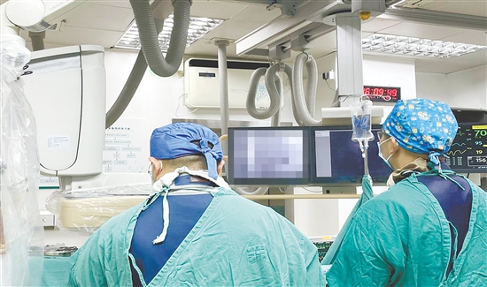 心血管內(nèi)科團(tuán)隊(duì)為患者施行手術(shù)。