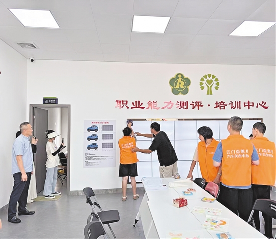 洗車(chē)中心負(fù)責(zé)人在對(duì)“喜憨兒”進(jìn)行洗車(chē)培訓(xùn)。