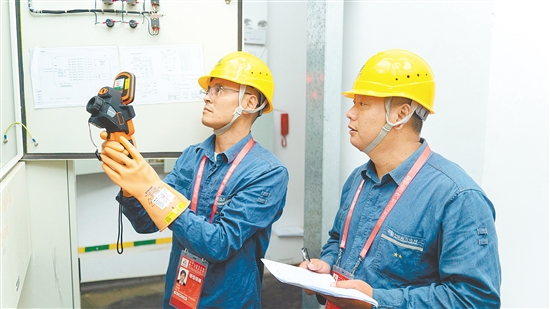 在科技的助力下，臺(tái)山供電局圓滿實(shí)現(xiàn)“零差錯(cuò)、零閃動(dòng)”保電目標(biāo)。