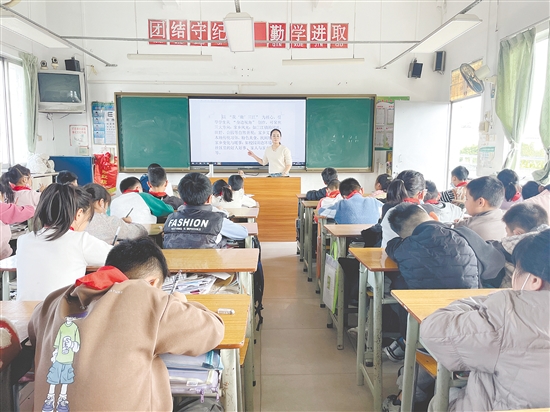 為讓孩子們精準(zhǔn)把握寫作主題與思路，老師在課堂上開展主題講解、思路點(diǎn)撥與技巧指導(dǎo)。